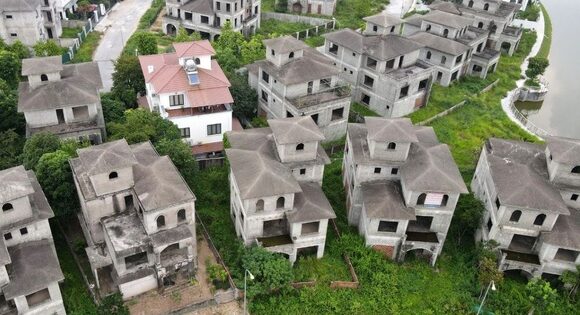 Nghịch lý “nhà bỏ hoang” nhưng nhiều người vẫn …