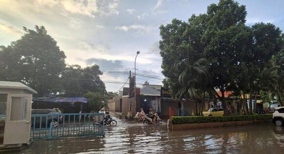 Chung cư Tân Việt (xã Hoài Đức): Cứ mưa là ngập