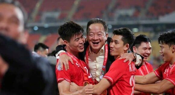 Việt Nam có hai cha con doanh nhân cùng mê bóng đá: Cha là sá …