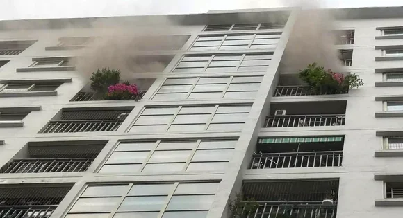 Cháy chung cư ở Hà Nội lúc rạng sáng